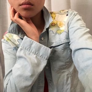 ‼️10/$10‼️ light wash denim button up